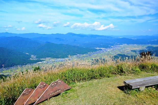 ������R��