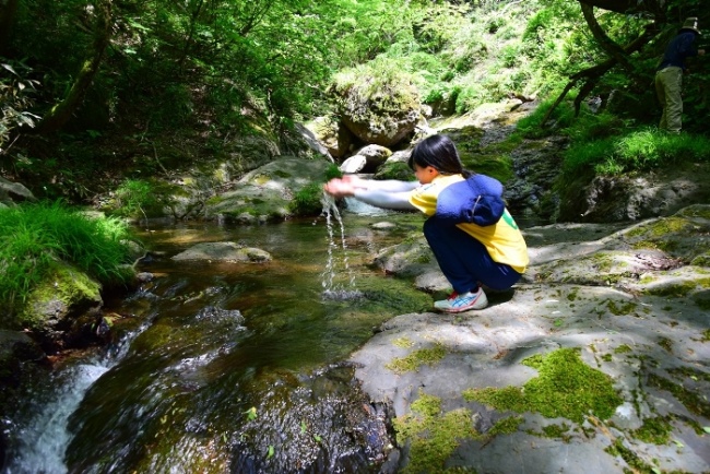 水と戯れる美女